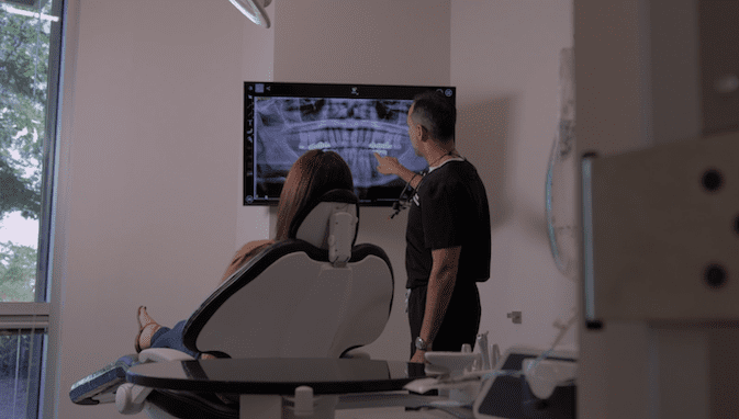 dr-showing-xray